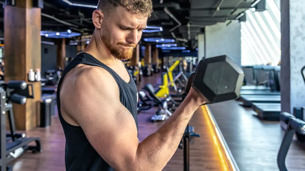 Treino de bíceps pode ser feito com treino avulso. Foto: Freepik