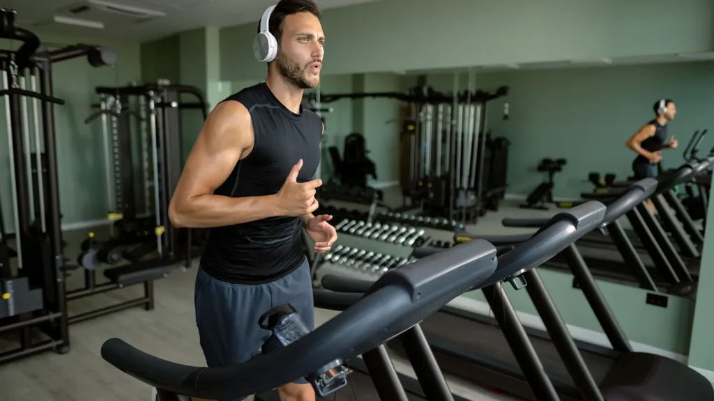 Correr na esteira e treino avulso têm benefícios. Foto: Freepik