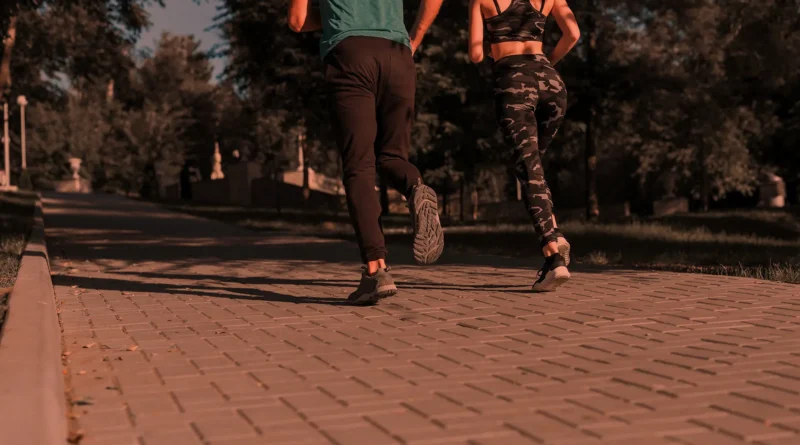 Treino avulso e corrida na rua ao ar livre. Foto: Freepik
