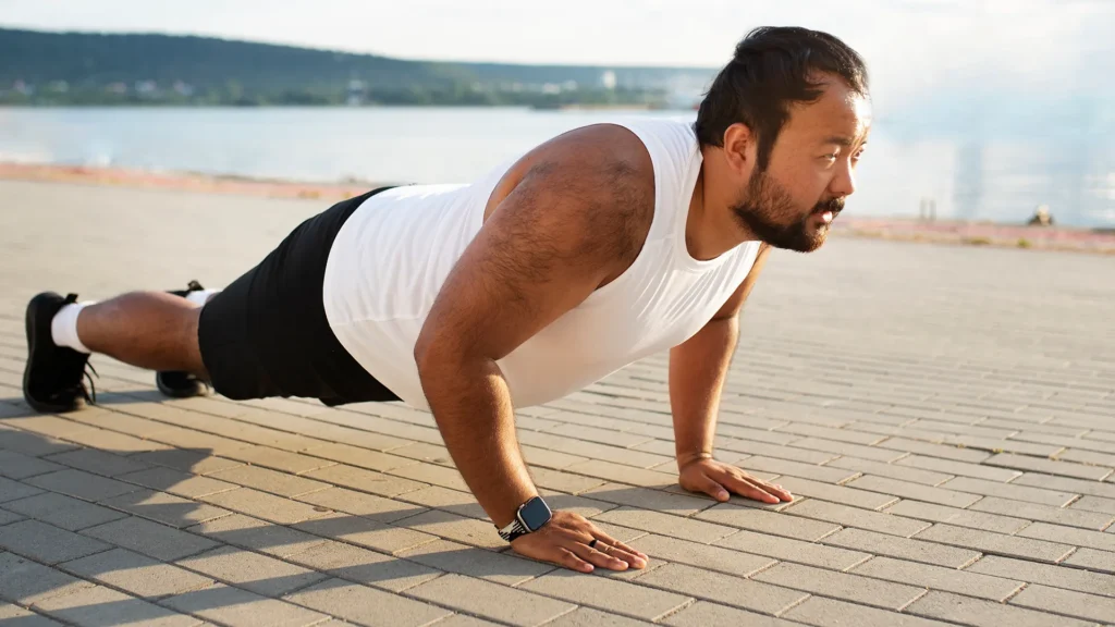 Flexão de braço em treino fora da academia ou no treino avulso. Foto: Freepik