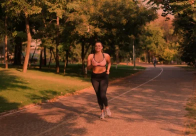 Corrida é um esporte que ajuda a queimar calorias. Foto: Freepik