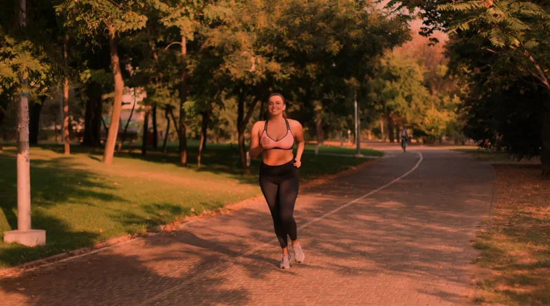 Corrida é um esporte que ajuda a queimar calorias. Foto: Freepik
