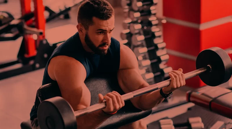 Homem jovem treinando braços com treino avulso. Foto: Freepik